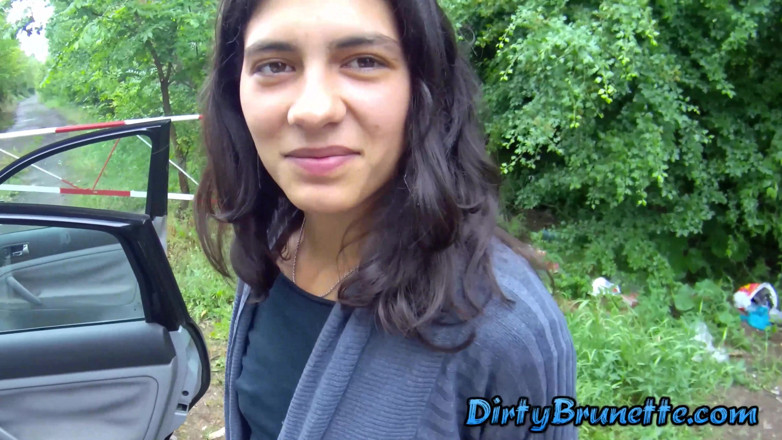 Dirty Brunette: Geile ehefrau bläst, fickt und lutscht schwanz im freien