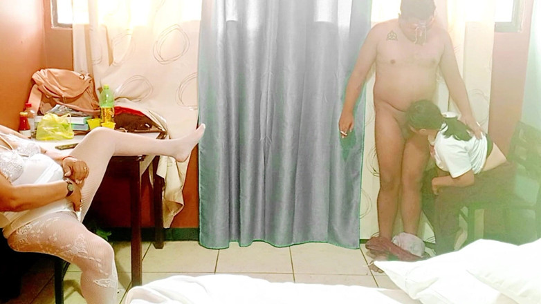 Sofixxx: Üvey annem kız arkadaşımı emmemi izlemeyi seviyor