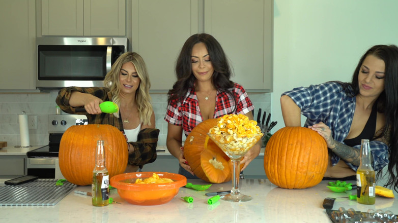 Evelin Stone: Kiki Mariah_970 Evelin Carve Pumpkins Nude Photoshoot After