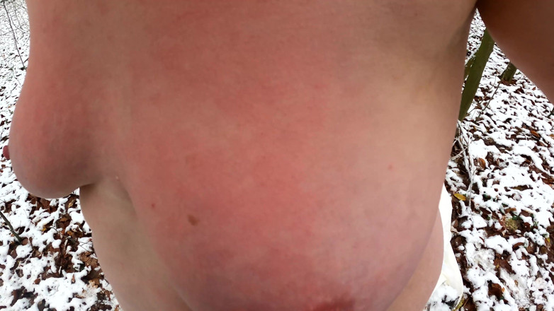 Bouncy Tits Action: Schneebälle auf ihre nackte muschi werfen - ganzes mädchen nackt im...