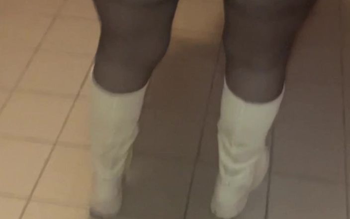 Lady Oups: Anal tıkaçlı gür yakalı ve seksi kıyafetlerle teşhir
