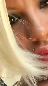 Seks bertiga dengan cougar blonde bertetek besar diregangkan pepek dan pantatnya