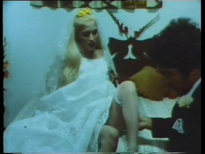 Vintage megastore: Винтажную невесту в сексуальных белых чулках трахнул возбужденный мужик