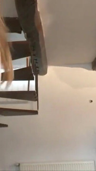 Vuile tiener geneukt in de woonkamer