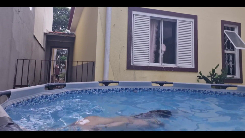 Candy Kush: Vecina ta goală se expune în piscină.