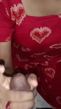 Bhabhi Ji sacudió el pene del hermanastro y eyacula