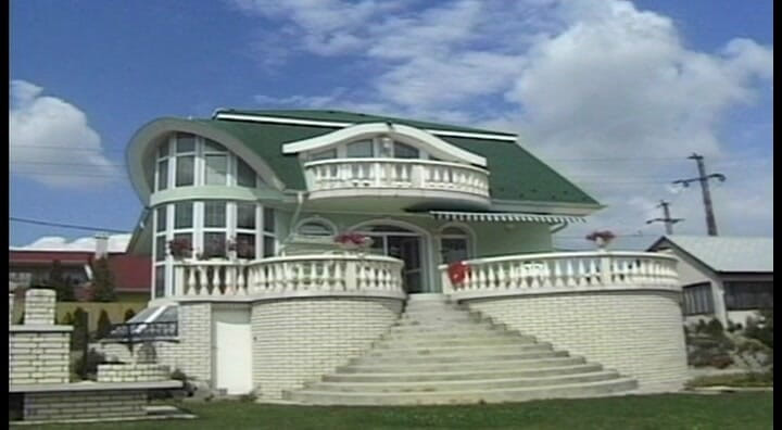 German's Young Babes: 来自德国的黑发美女在被两根鸡巴干之前被剃光了一点