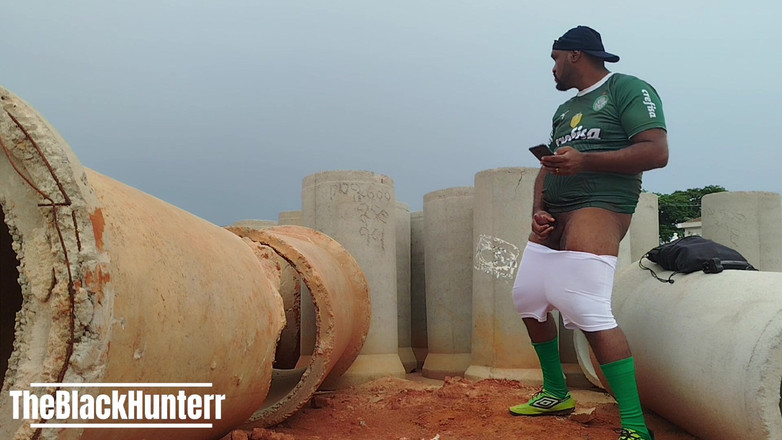 TheBlacKHunterr: En revenant du match toute en sueur, j’étais excitée et...