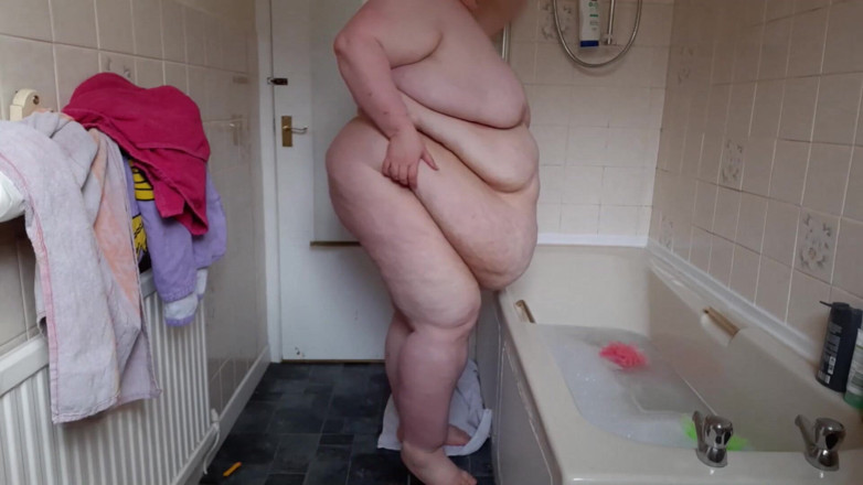 SSBBWLadyBrads: SSBBW - banheiro - jogo da barriga e chuveiro