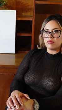 Profesora lesbiana enseña a su estudiante a follar