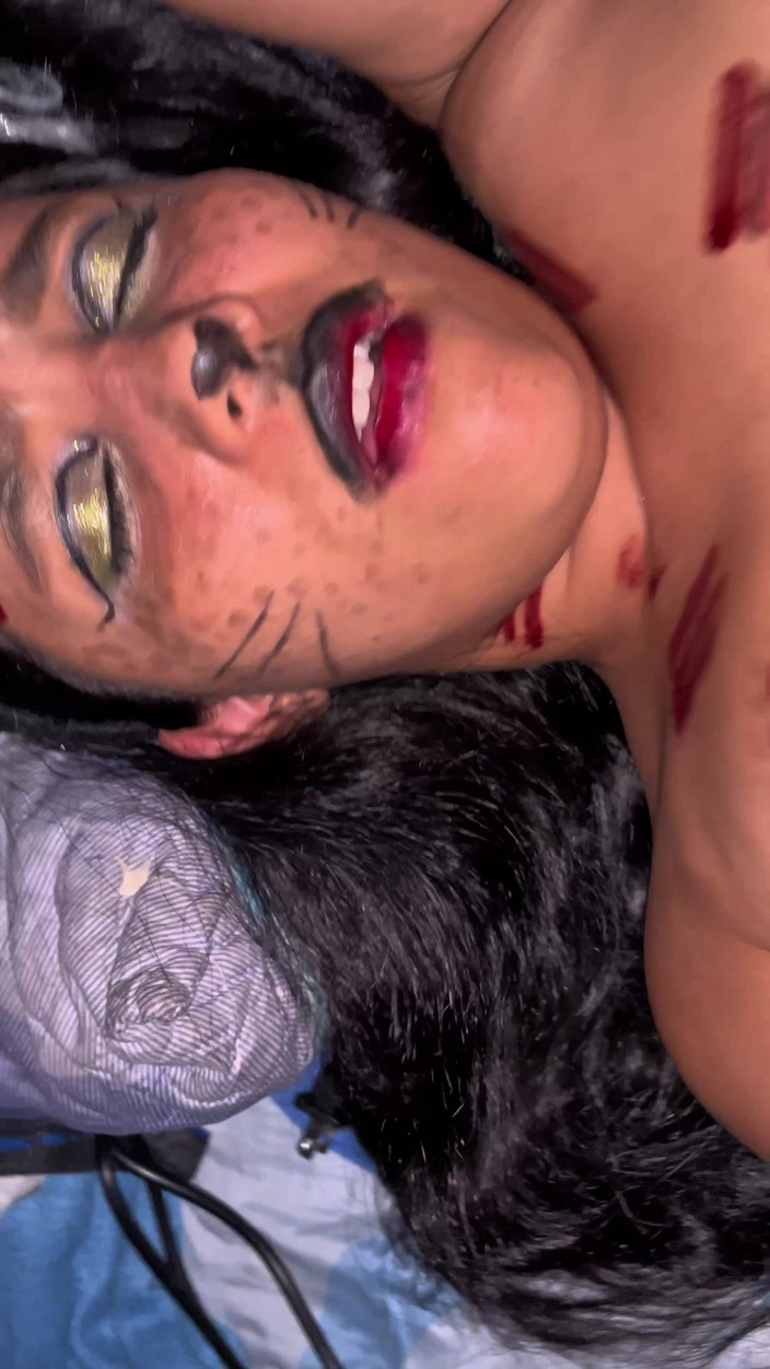 Gilversexy: Halloweenská párty, nemůže vystát teplo a hledají prostor pro šukání, ona...