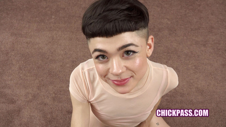 ChickPass Amateurs: Azgın alt piliç Magenta Lexx Logan'dan biraz yarak alıyor