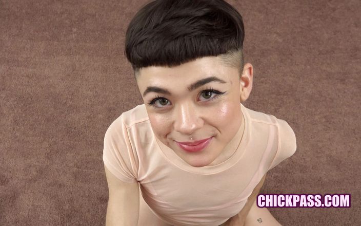 ChickPass Amateurs: Raunchy alt 小妞 magenta Lexx 正在从洛根接受一些鸡巴