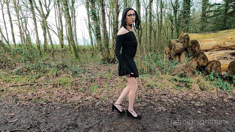 The Midnight Minx: Gotický crossdresser nadržený v lese