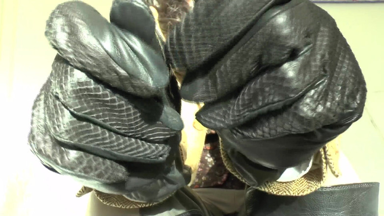 Lady Victoria Valente: Skřípající kožené rukavice tě přivedou k orgasmu, Lady Victoria Valente