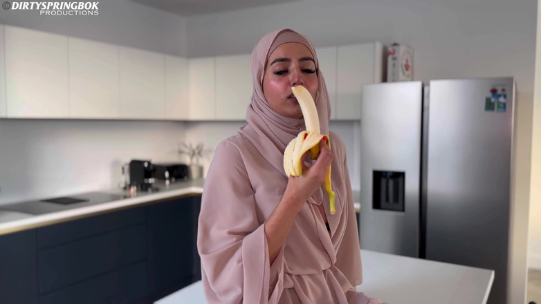 Aaliyah Yasin: Una ragazza musulmana affamata rompe il suo digiuno con un...