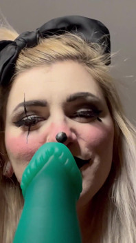Awek badut memberikan anda blowjob selamba vaping