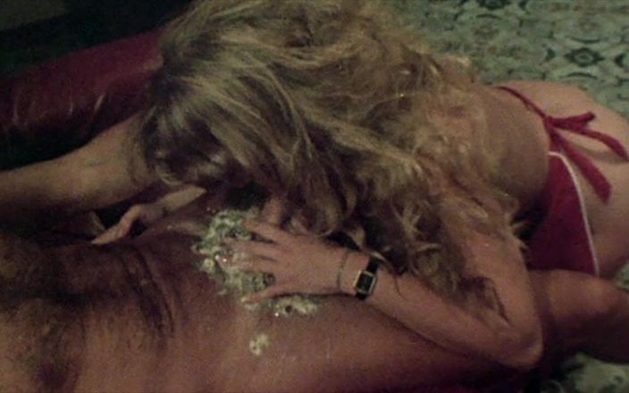 Inhonorof porn: Années 80 : Moana Pozzi dans son premier film joue avec une...