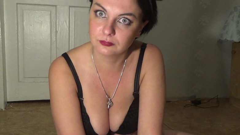 Sexy Milf: Obrovská čůrací výzva! Část 2!! 44 minut 50 ml chcanek každých 5 minut