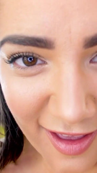 Sexy grandota morena Alix Lovell en primer plano, garganta profunda, mamada y tragada de leche
