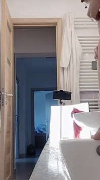 セクシーな妻が彼女の猫の毛を剃る