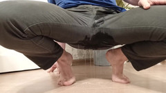 Kinky Guy: Zoufalé čůrání v džínách – nohy fetiš
