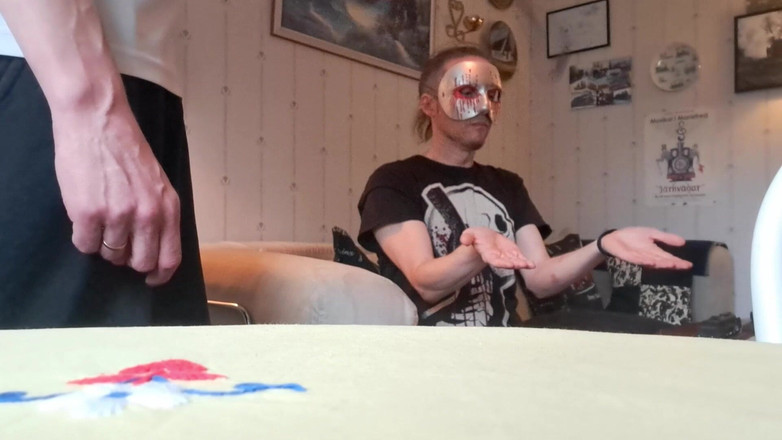 Oznob Oznofla: Cowok amatir dicambuk di tangan, kaki dan pantat