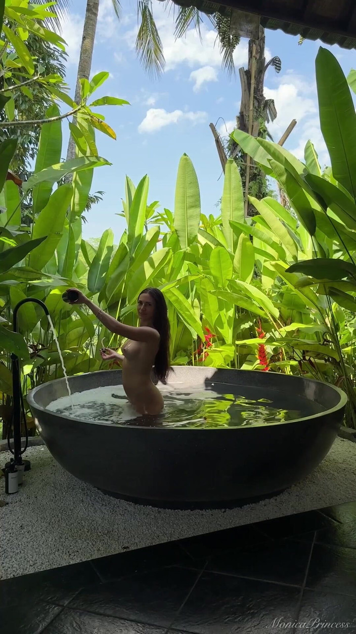 Princess Monica: Trở nên hoang dã với tôi trong một bồn tắm ướt...