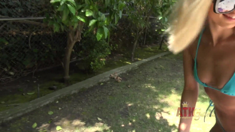 ATKIngdom Fans: Blond meisje pist op het gazon van de buren