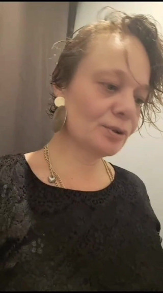 Sofy13: İş yerinde külotsuz bir güne meydan okuyor