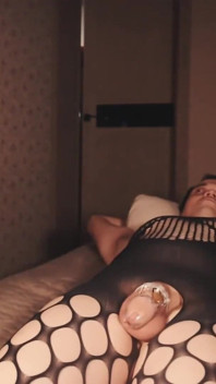Usa una sissy come un divano mentre si masturba