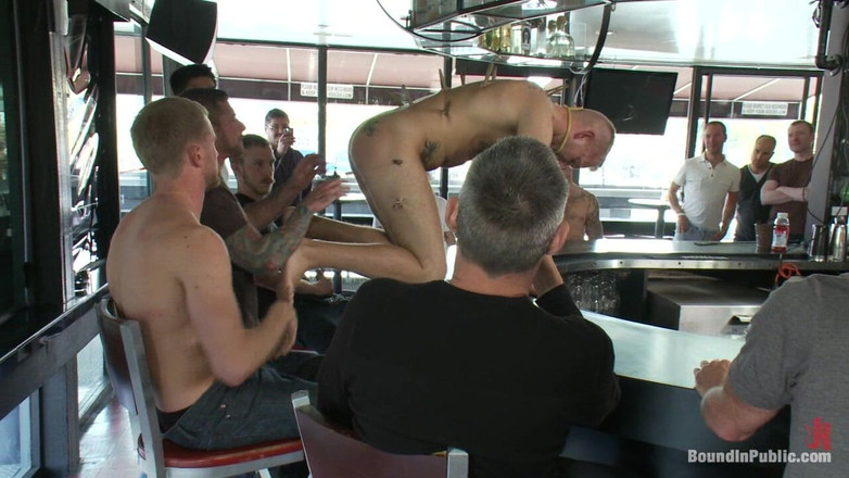 Bound in public: Due troie pelose si abituano in un bar pieno di...