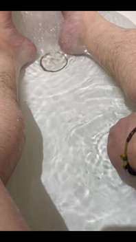 Éjaculation en duo dans un bain