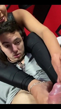 Dewi Kiffa dan @mrpine1 - Kiffa Mean dan penguasaan kaki seksi dan mengusik zakar sehingga dipancut mani pada kakinya