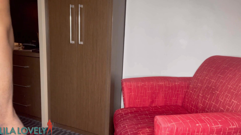 Lila Lovely: Prsatá milfka Lila Lovely Hotel Hookup s Scotty P: stříkání,...
