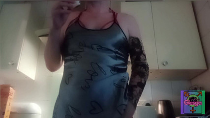 She Scot Lover: Tomboy Tranny dělá sendvič a jí nějaké brambůrky