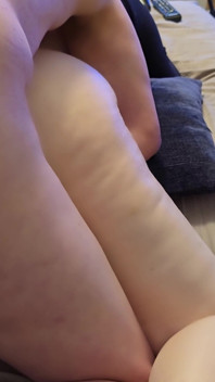 Pawg üvey anne büyük götüne tapmama- masaj yapmama izin veriyor domaltarak sikişiyor ve saçlarını çekiyor.