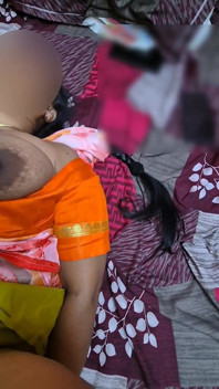 Indische tante Sreejaa Sappige Tities stuiteren harde pov-seks in Saree Oranje blouse