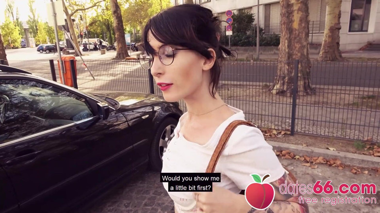 Dates66: Naughty! Petite coed Lou Nesbit ošukaná! (anglicky)