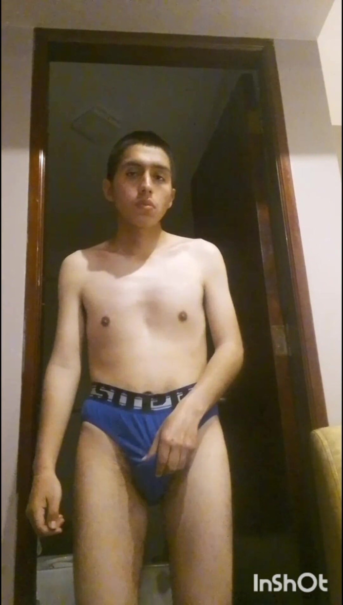 PetiteHandsome: 見知らぬ人のベッドで目覚める