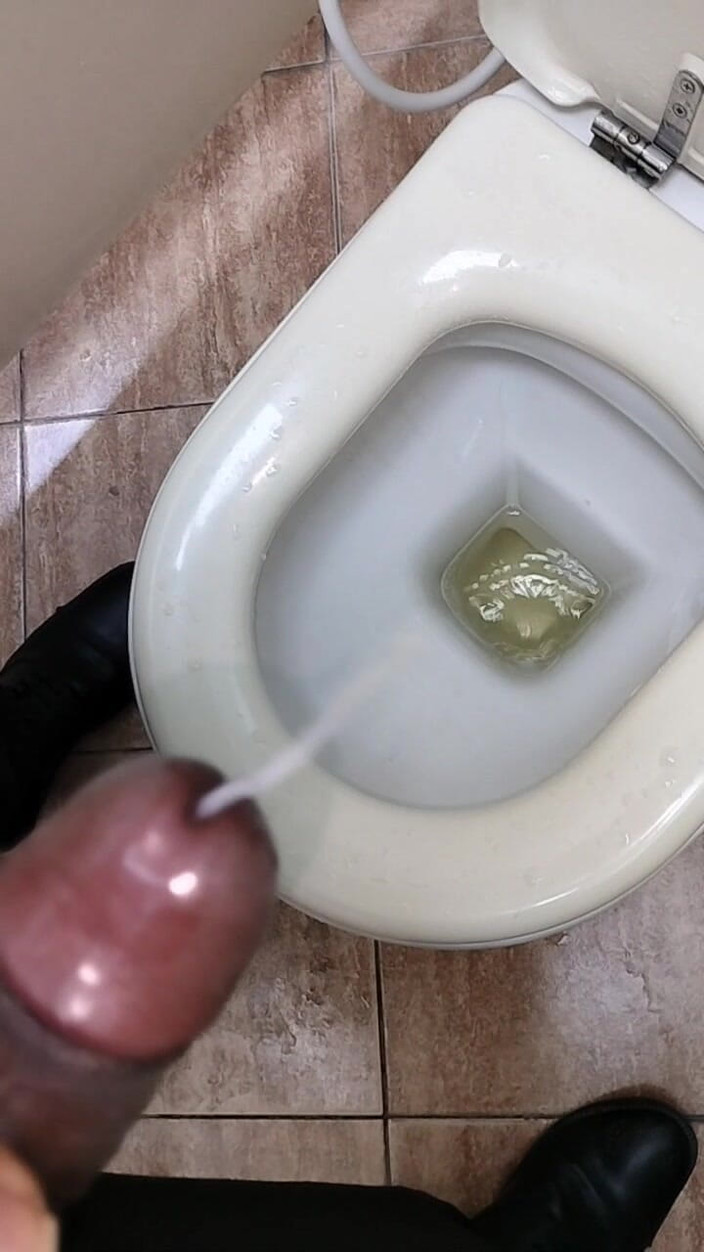 Blackcock83: Kencing dalam tandas