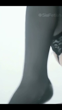 赤ちゃんは黒いストッキングや大きなお尻を見るのが好きです