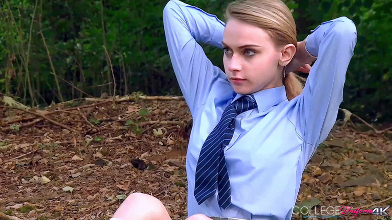 College Uniform: Manque le bus avec Chloe Toy