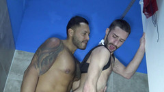 Gaybareback: Twink zerżnięta na oklep przez Viktora Roma