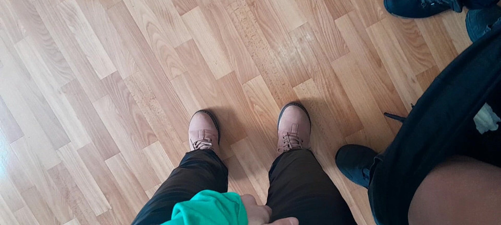 Lesbian-candys: Drei Studentinnen versammelten sich während einer pause in einer leeren...