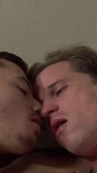 Dwóch młodych facetów uprawia seks, bardzo gorąco
