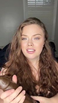 MILF domme in lederhuren zieht ihr Sissy-boy-rollenspiel aus
