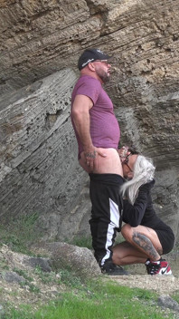Tatuerad MILf älskar att knulla utomhus