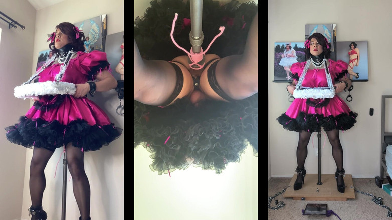 Sissy Candy: Горничная сисси со своим подносом для подачи скачет на ее подставке с дилдо