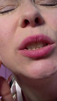 Pequeña dentista sabe a tocino engulledo por Giganta Lucy